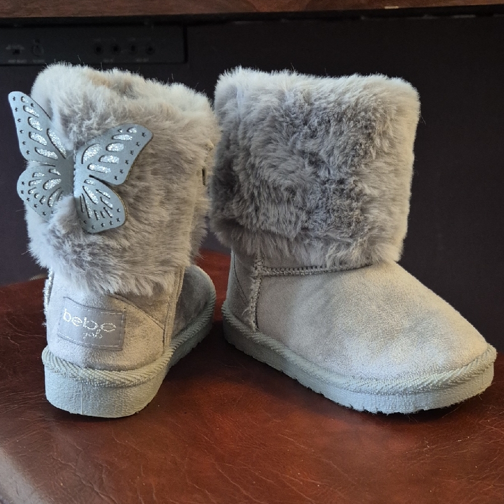 NWOT BEBE size 7 Toddler Boots with Butterfly Detail. Grey Faux Fur Trim Boots